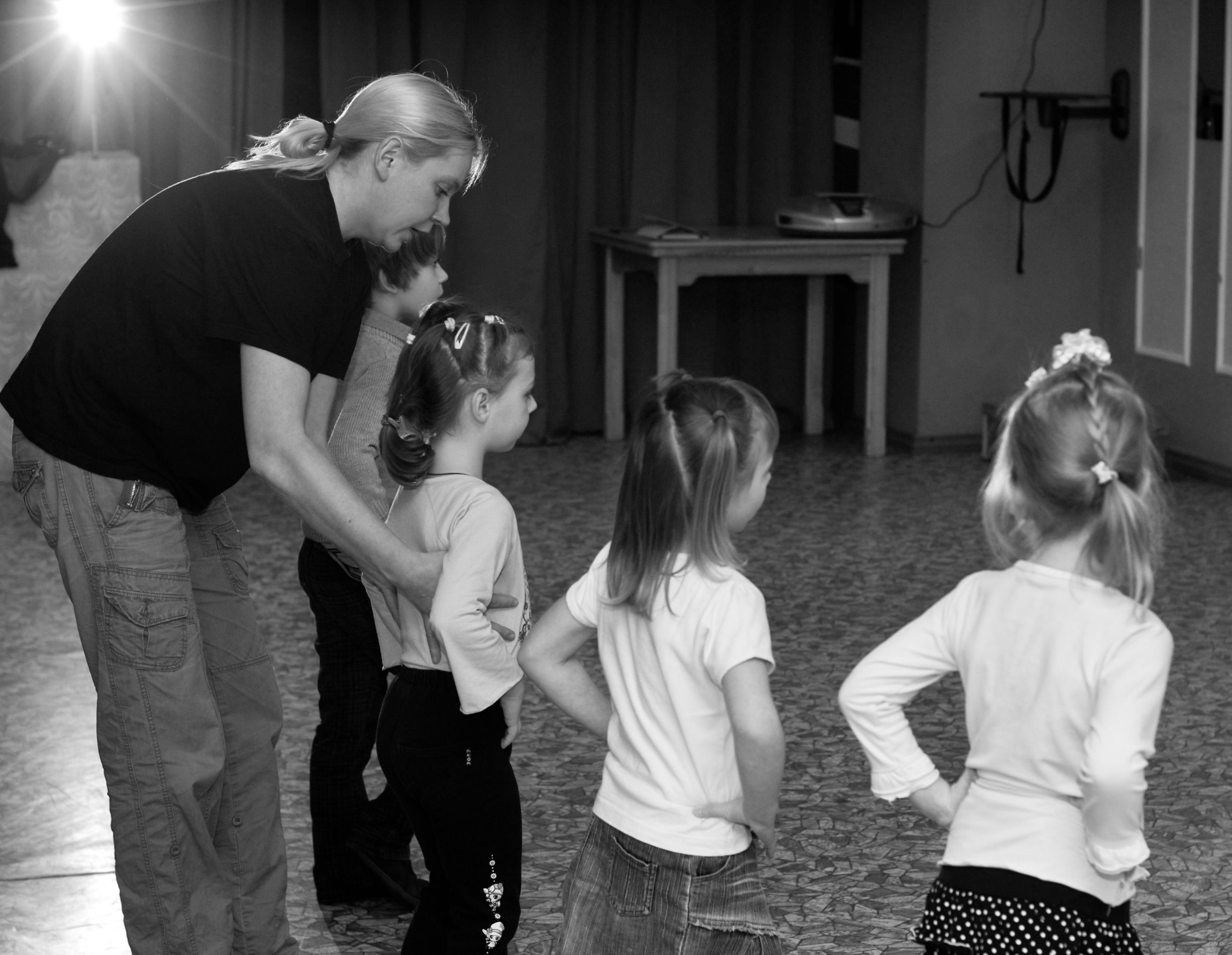 Laura Bogustova lehrt einer Kindergruppe Tanzen in Kiel - LaurasTanz.de