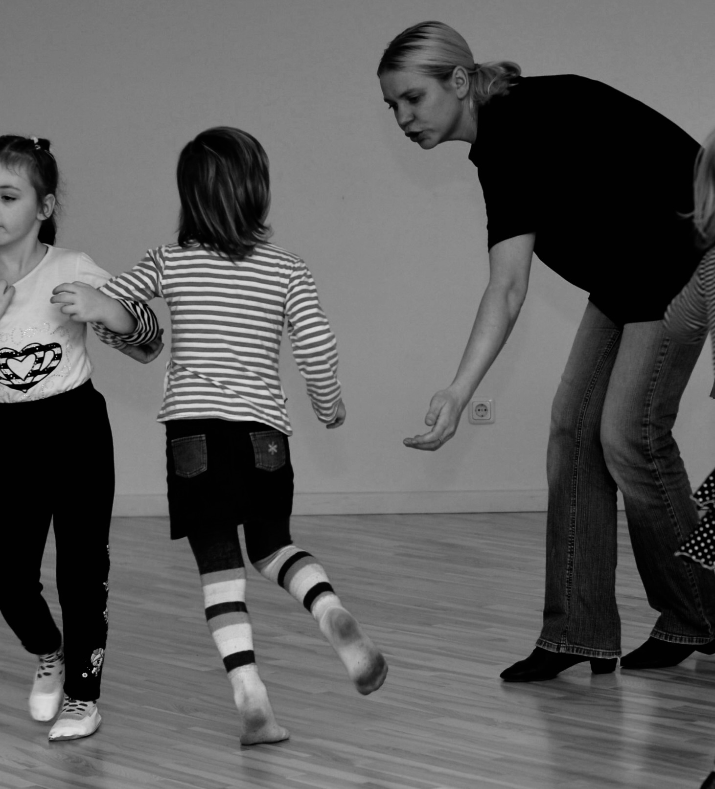 Laura Bogustova lehrt Kindern Tanzschritte in Kiel - LaurasTanz.de